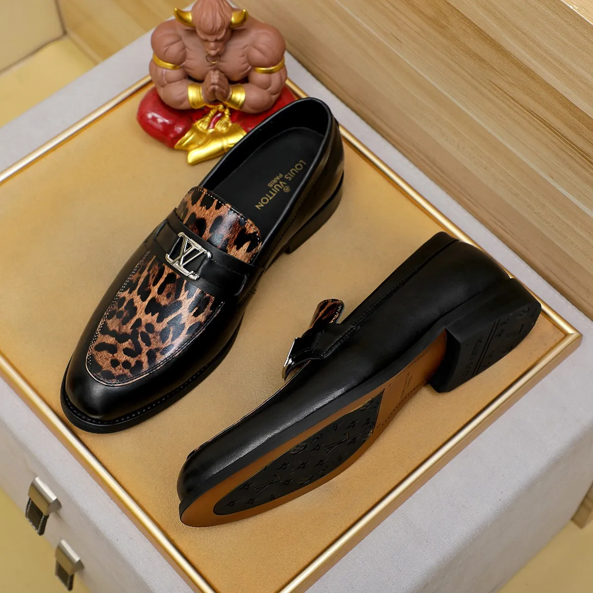 Men's shoes 💰 460 💰 Louis Vuitton LV ® 🆕 model 🔛Full shoe counter, first layer cowhide, 🐂leather lined casual shoes for men, super soft outsole, essential for driving. Counter synchronization, original first layer cowhide, completely 1:1 mold customization🌹top version, color optional! Number: 39-44 (customized at 38.45)